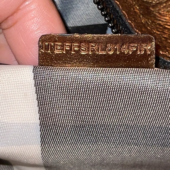 Preloved Burberry 2 way bag adjustable strap great condition zipper closure - Picture 10 of 13